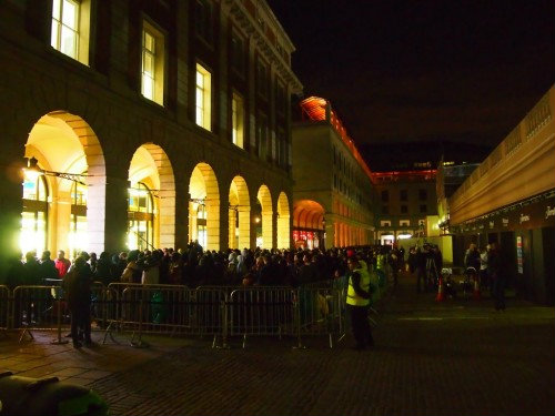 บรรยากาศการเข้าแถวรอซื้อ iPhone 4S